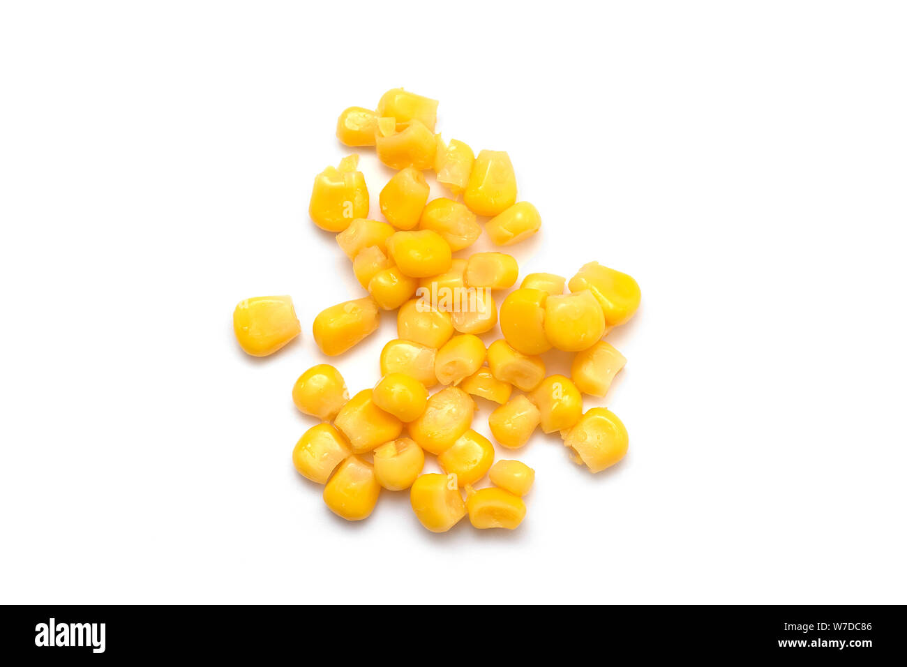 Bollito di conserve di mais, di chicchi di mais isolati su sfondo bianco - vista superiore Foto Stock