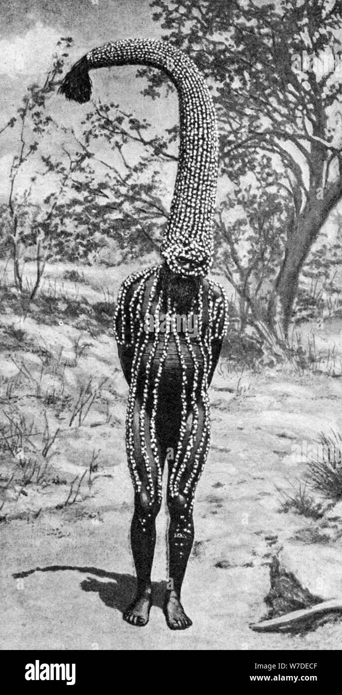 Una uem uomo eseguendo il sacro totem del suo gruppo, Australia, 1922.Artista: Spencer e Gillen Foto Stock