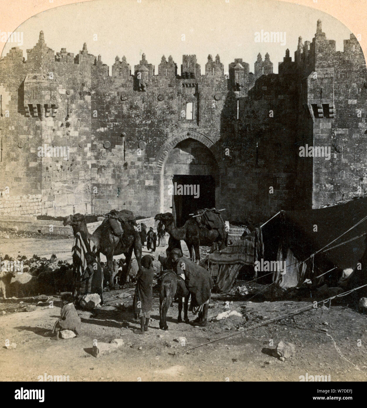 Porta di Damasco, il nothern entrata a Gerusalemme, Palestina, 1899.Artista: Underwood & Underwood Foto Stock