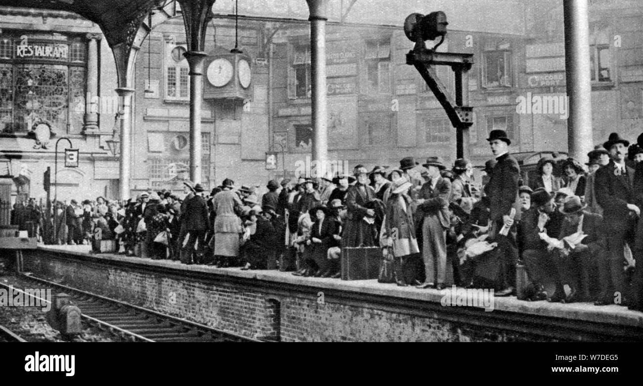 Un bank holiday folla in attesa di un treno a Margate, Londra, 1926-1927. Artista: sconosciuto Foto Stock