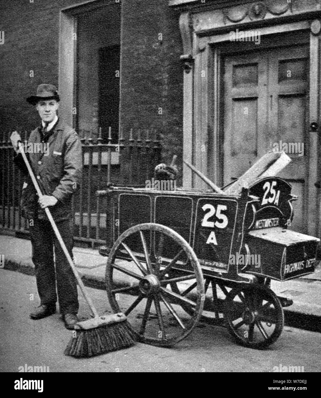 Spazzatrice stradale, Londra, 1926-1927. Artista: sconosciuto Foto Stock