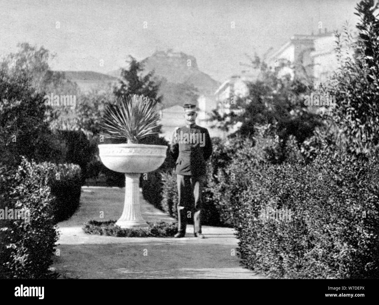 Il principe Costantino (1868-1923), il Duca di Sparta, nel suo giardino ad Atene, 1908.artista: la Regina Alexandra Foto Stock