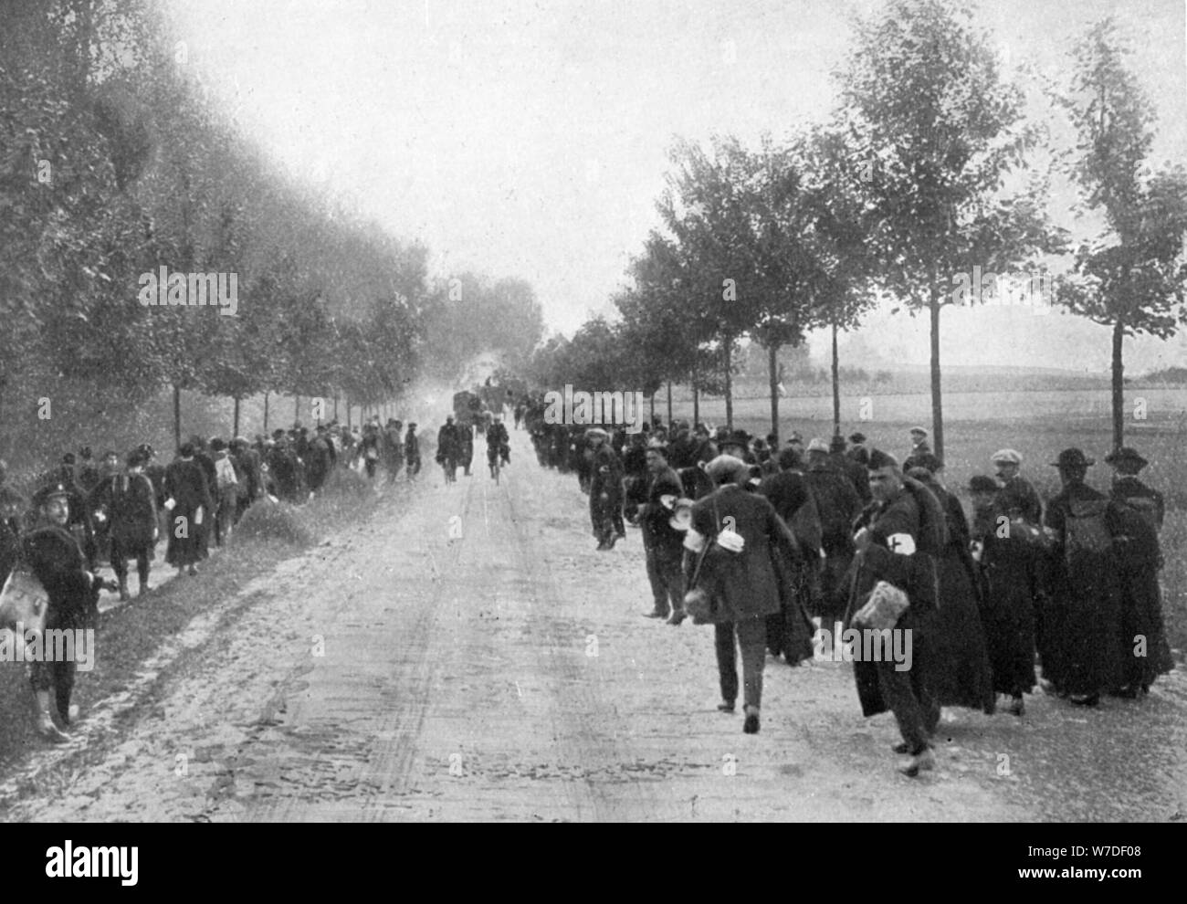 Belgi in fuga da Termonde, la prima guerra mondiale, 1914, (1920). Artista: sconosciuto Foto Stock