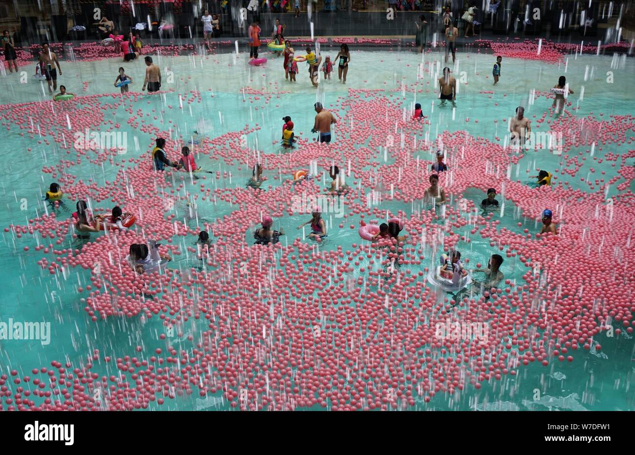 Zhejiang, Zhejiang, Cina. Il 6 agosto, 2019. Zhejiang, Cina-A flamingo costituisce un " cuore " forma come esso galleggia nell'oceano piscina in un parco acquatico in Hangzhou, nella provincia di Zhejiang il 5 agosto 2019.Con la venuta di doppio settimo FestivalÃ¯Â¼Å' un parco acquatico situato in Xianghu, Hangzhou, ha lanciato la rosa ocean pool qixi creative attività per creare un'atmosfera romantica. Quasi 100.000 macaron-stile oceano rosa sfere sono stati collocati nella foresta di cocco ocean pool di circa 500 metri quadri, formando un paesaggio unico. Credito: SIPA Asia/ZUMA filo/Alamy Live News Foto Stock