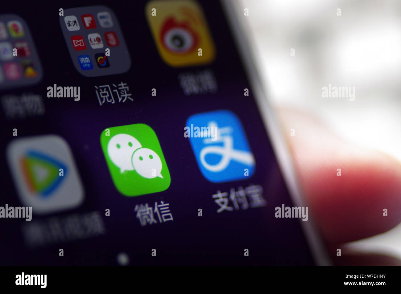--FILE--un cinese utente del telefono mobile mostra le icone delle app di messaggistica Weixin o WeChat, di Tencent e il mobile app Alipay, il pagamento online Foto Stock