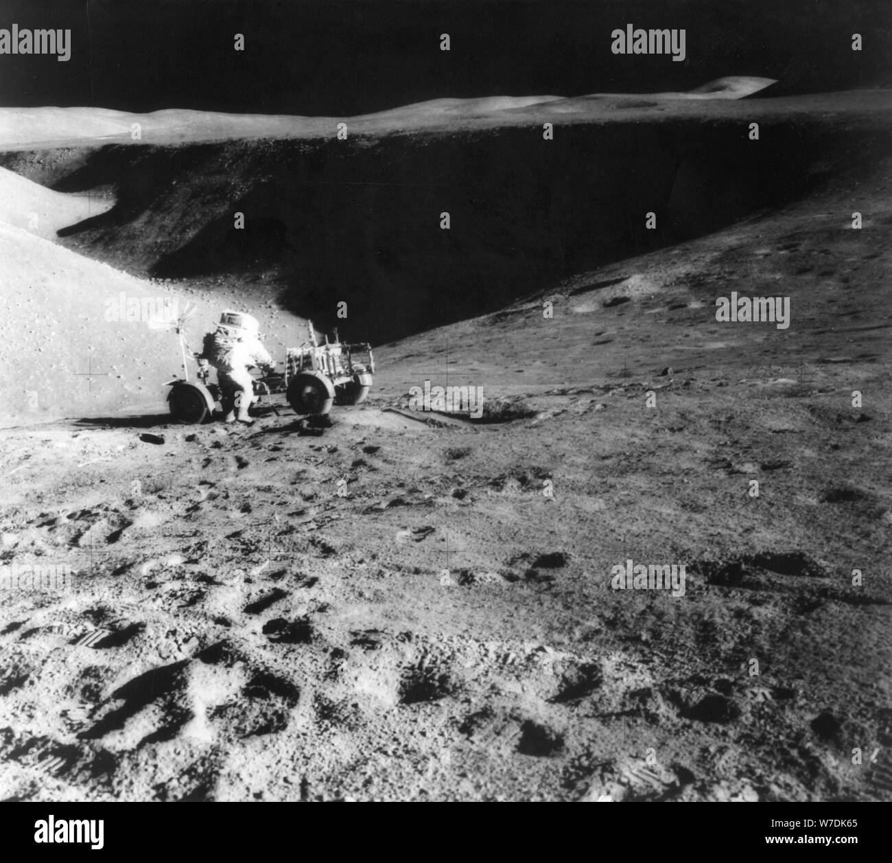 James Irwin su un extra-vehicular attività a St George's cratere durante la la missione Apollo 15, 1971. Artista: sconosciuto Foto Stock