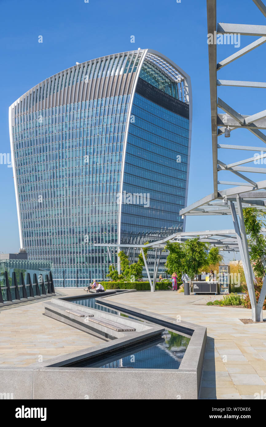London, Regno Unito - 16 Luglio 2019 - 20 Fenchurch Street visto dal giardino a 120, un giardino sul tetto nella città di Londra Foto Stock