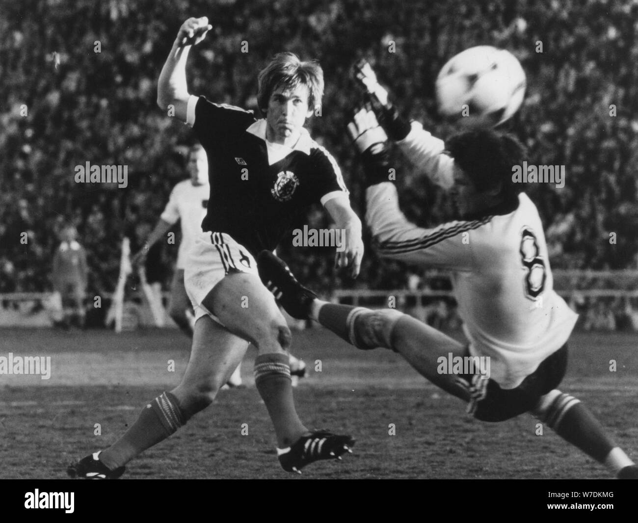 Kenny Dalglish (b1951) punteggio contro Holland durante il 1978 World Cup in Argentina. Artista: sconosciuto Foto Stock