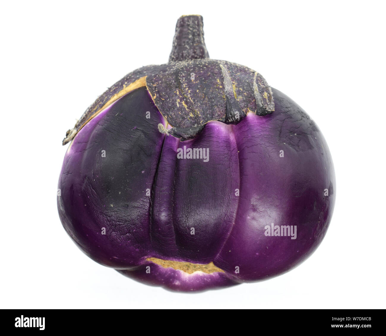 La melanzana isolato con percorso di clipping su uno sfondo bianco. Melanzana fresca di close-up. La melanzana ha le vitamine C, B1, B2, B5, PP. Isolato di melanzane. Foto Stock