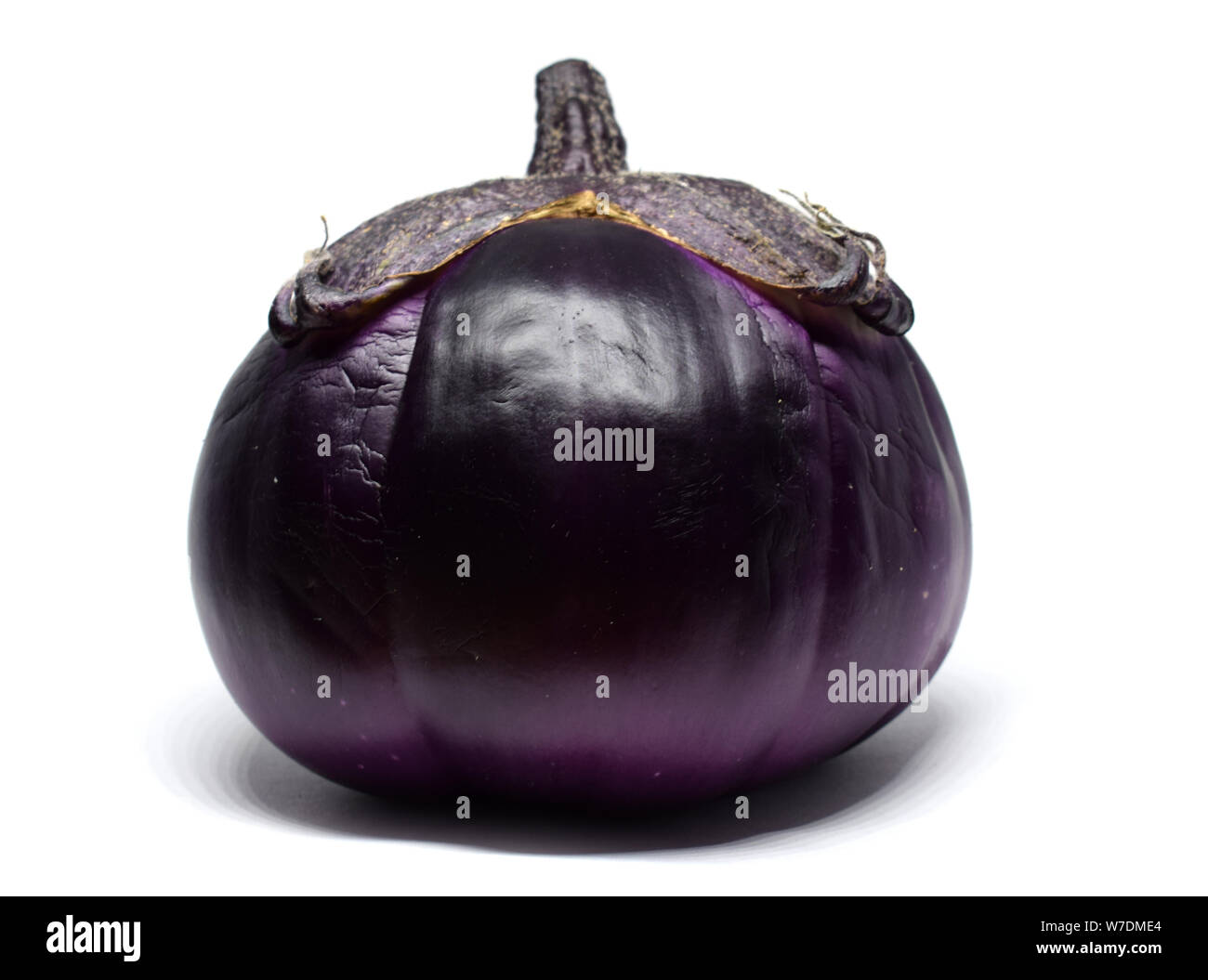 La melanzana isolato con percorso di clipping su uno sfondo bianco. Melanzana fresca di close-up. La melanzana ha le vitamine C, B1, B2, B5, PP. Isolato di melanzane. Foto Stock