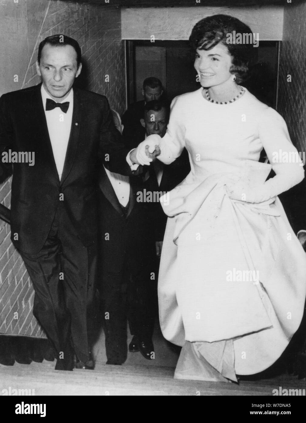 Jacqueline Kennedy con Frank Sinatra al Presidente Kennedy è pre-inaugurazione gala, 1961. Artista: sconosciuto Foto Stock