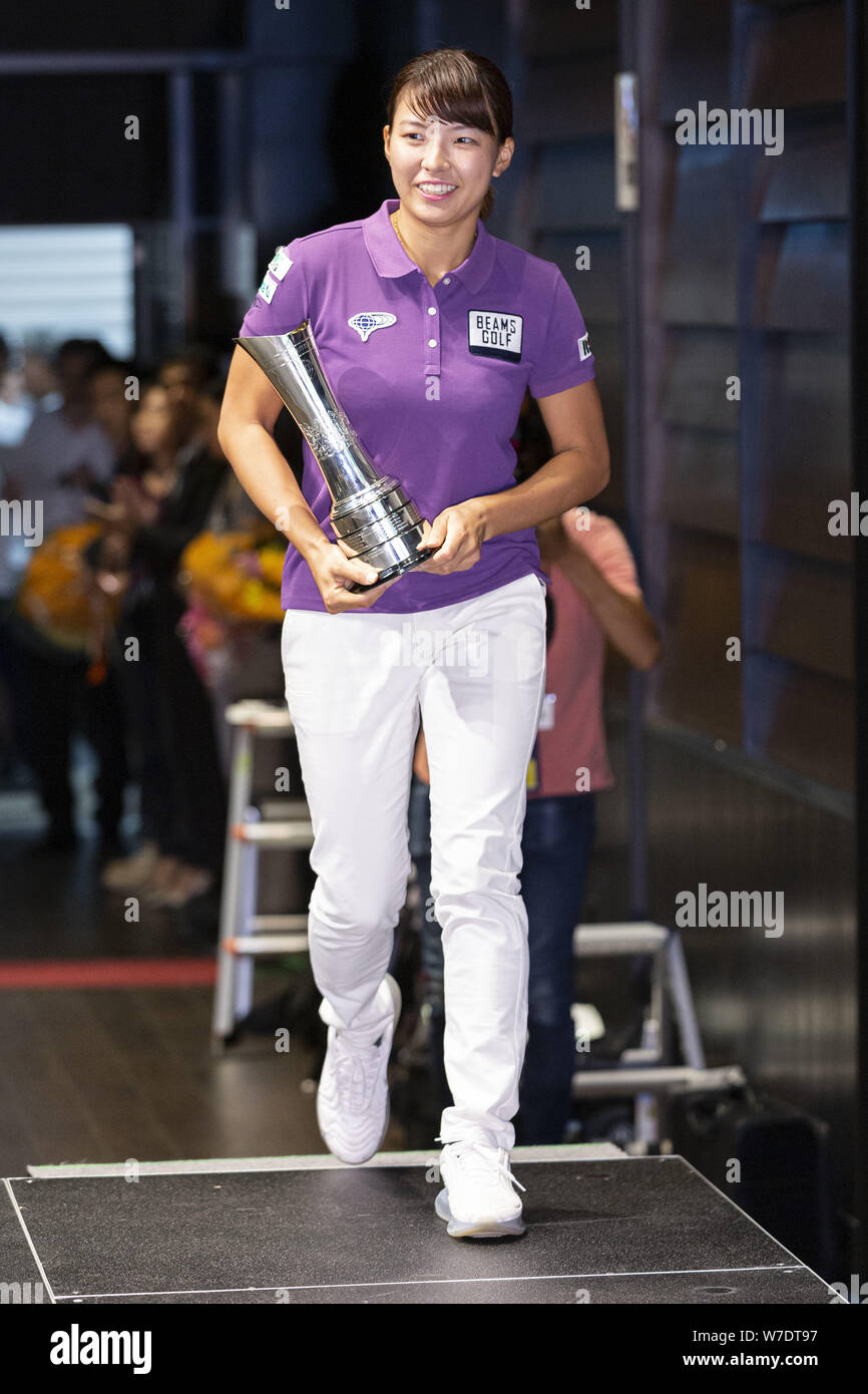 Tokyo, Giappone. Il 6 agosto, 2019. Japanese professional golfer Hinako Shibuno assiste ad una conferenza stampa a Tokyo International Airport. Shibuno, che ha vinto il 2019 Donna British Open, ha mostrato il suo trofeo durante una conferenza stampa e ha risposto alle domande dei giornalisti dopo sono arrivati in Giappone. Credito: Rodrigo Reyes Marin/ZUMA filo/Alamy Live News Foto Stock