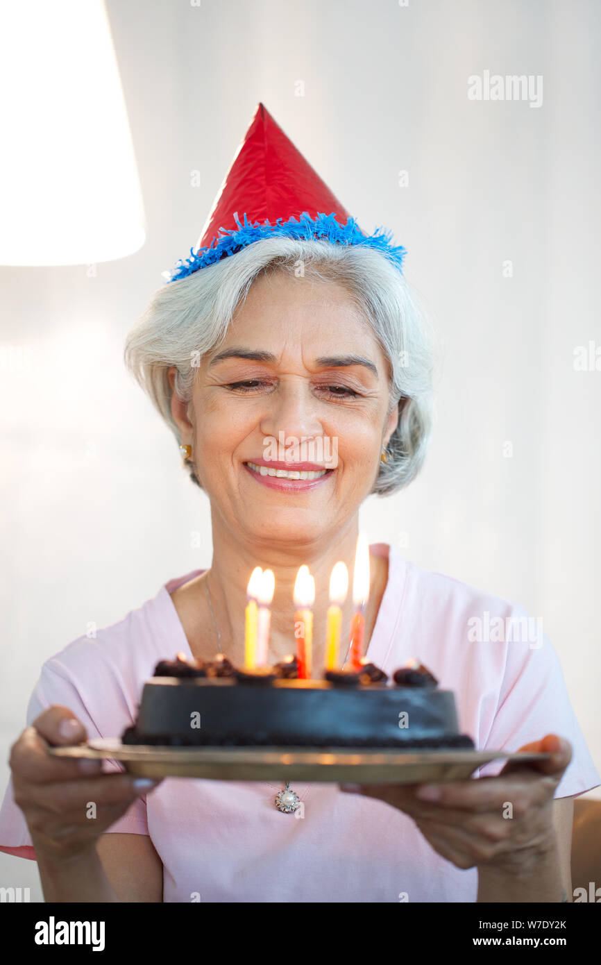 Buon compleanno, donna retrò e la torta hat Foto stock - Alamy