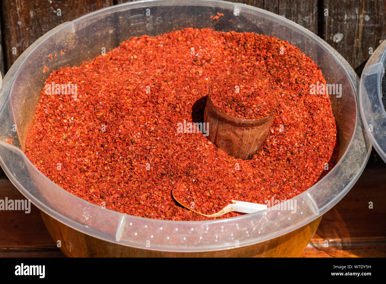 Bacino del peperoncino rosso tritato in un mercato in Azerbaigian. Foto Stock