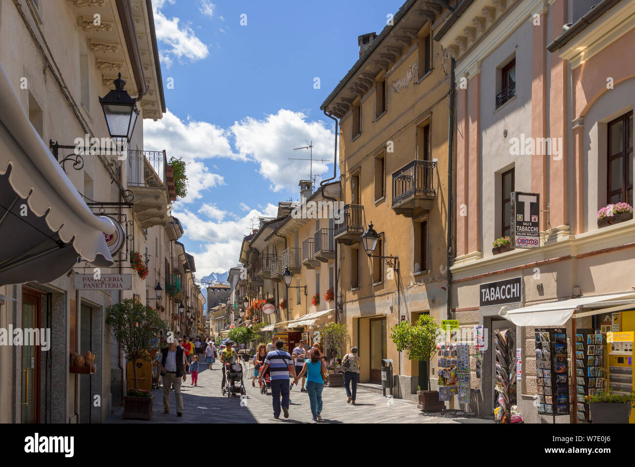 Aosta, Valle d'Aosta, Italia. La vita di strada sulla Via Sant'Anselmo. Foto Stock