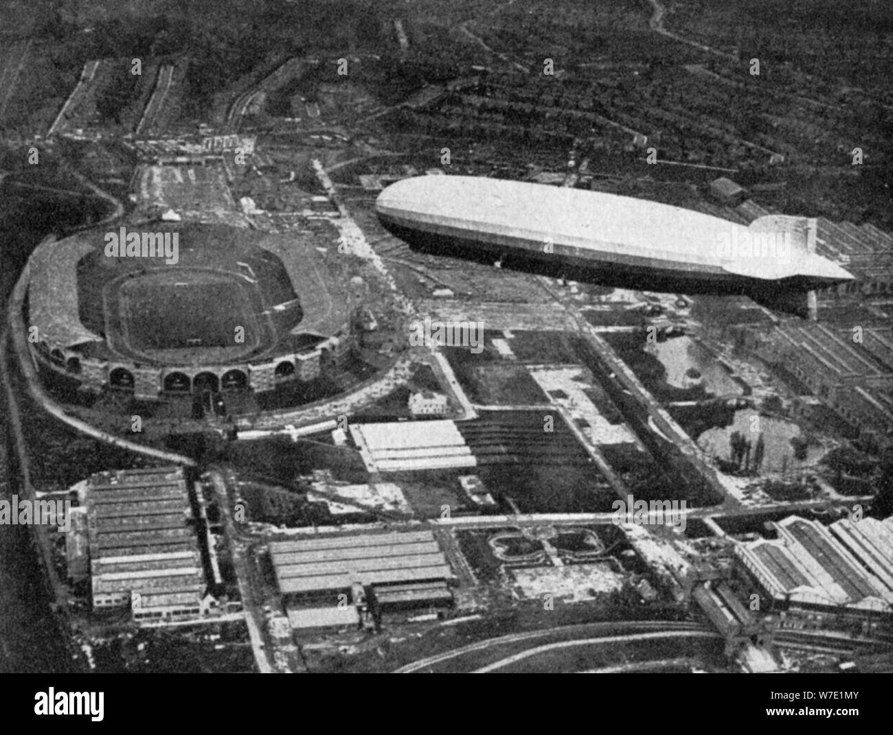 Dirigibile tedesco "Graf Zeppelin' sorvolano Wembley durante la finale di FA Cup, London, 1930.Artista: premere centrale Foto Stock