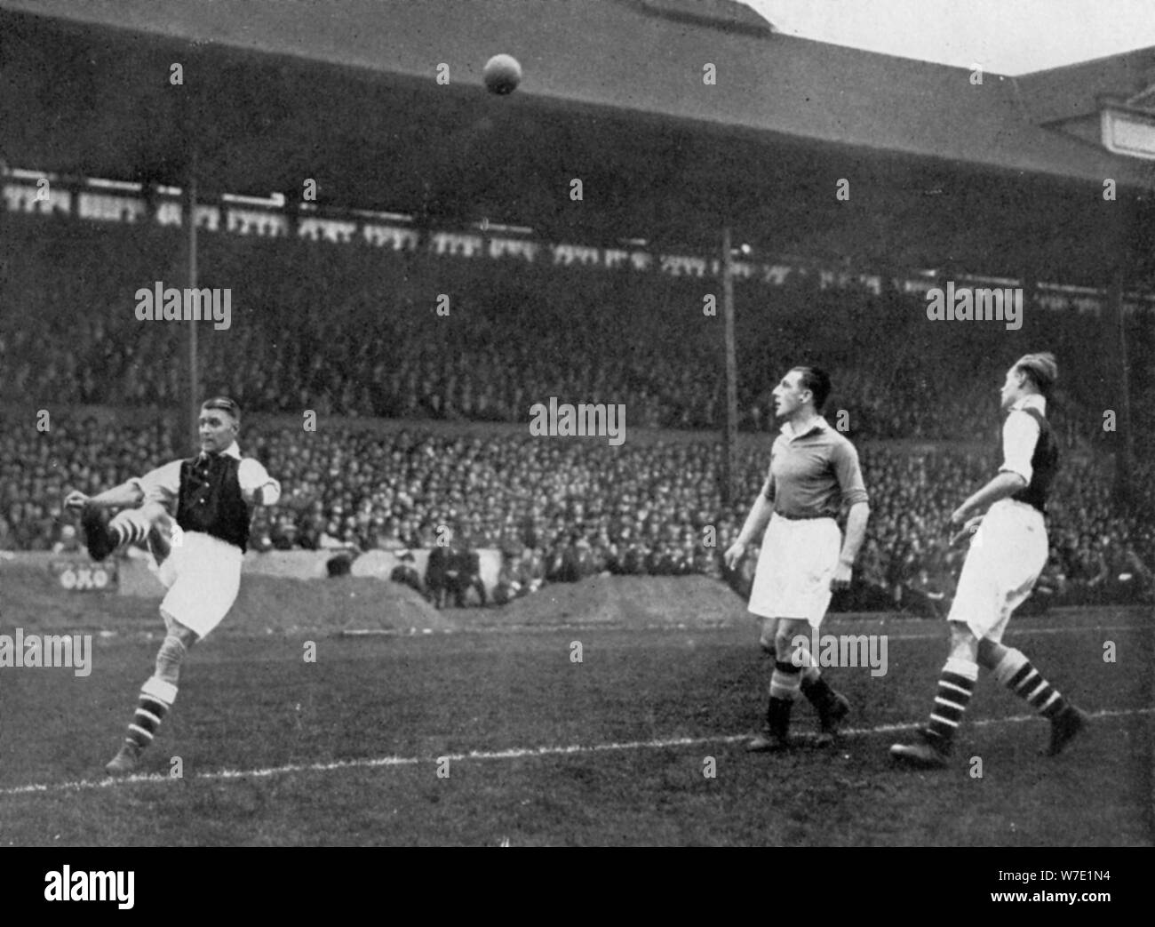 Acrobazie in un Arsenal v Chelsea corrispondono a Stamford Bridge, Londra, C1933-c1938. Artista: Sport & General Foto Stock