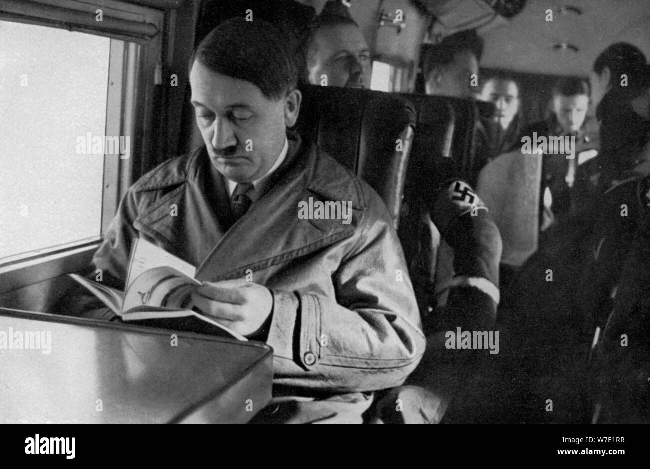 Adolf Hitler su un aereo, 1936. Artista: sconosciuto Foto Stock