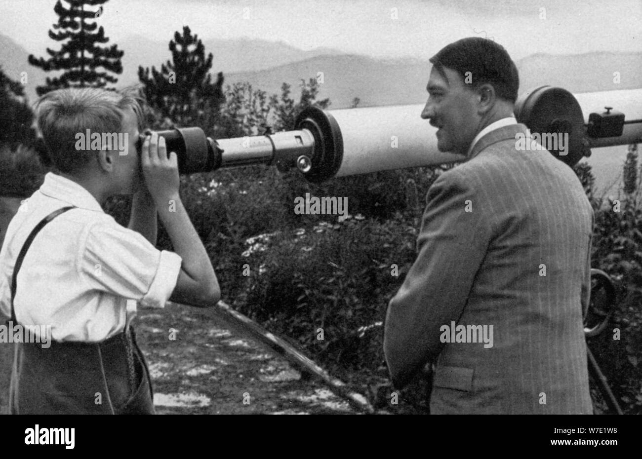 Adolf Hitler nella sua residenza in Obersalzberg, Baviera, Germania, 1936. Artista: sconosciuto Foto Stock