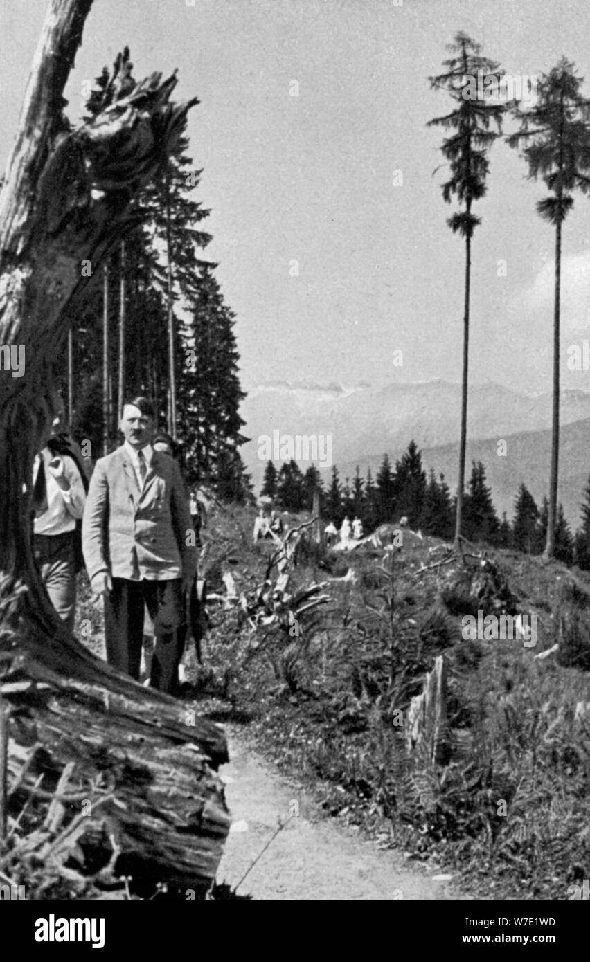 Adolf Hitler facendo una passeggiata in montagna, 1936. Artista: sconosciuto Foto Stock