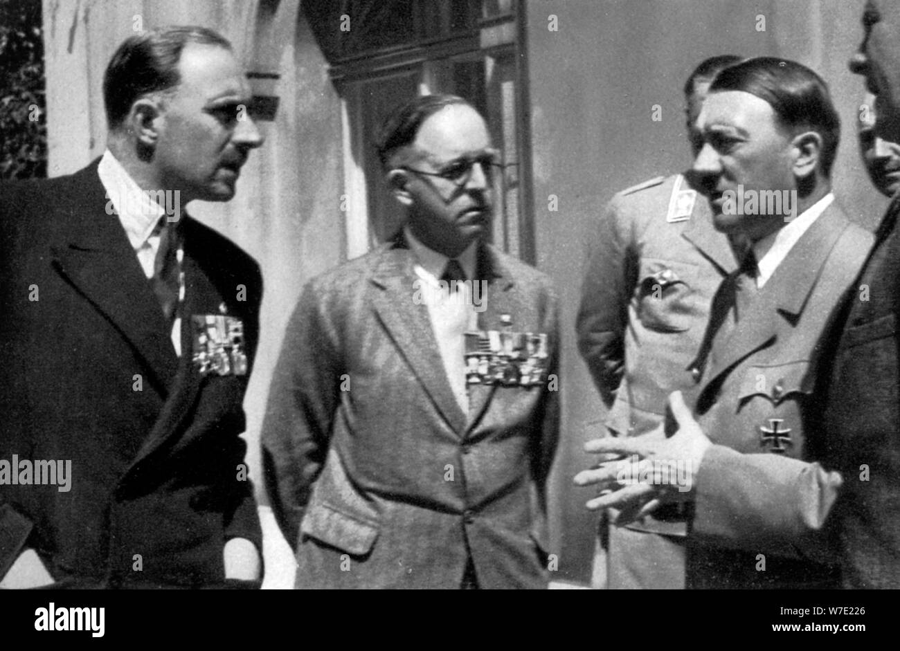 Soldati britannici di parlare con Adolf Hitler, 1936. Artista: sconosciuto Foto Stock