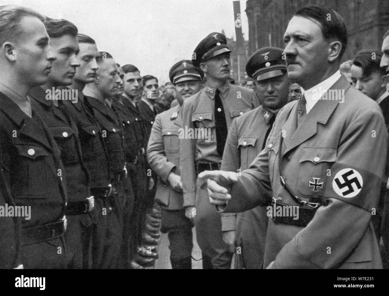 Adolf Hitler e Robert Ley, testa del lavoro tedesco anteriore, Norimberga, Germania, 1935. Artista: sconosciuto Foto Stock