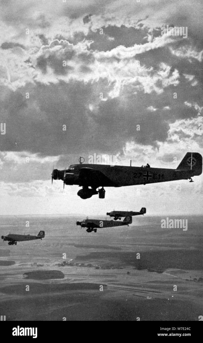 Luftwaffe tedesca Junkers Ju 52 bombardieri sorvolano Norimberga, Germania, 1936. Artista: sconosciuto Foto Stock