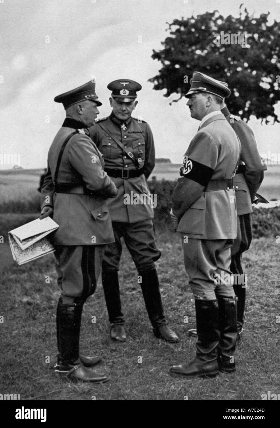 Adolf Hitler con i senior esercito tedesco ufficiali, Munster area formazione, Germania, 1935. Artista: sconosciuto Foto Stock