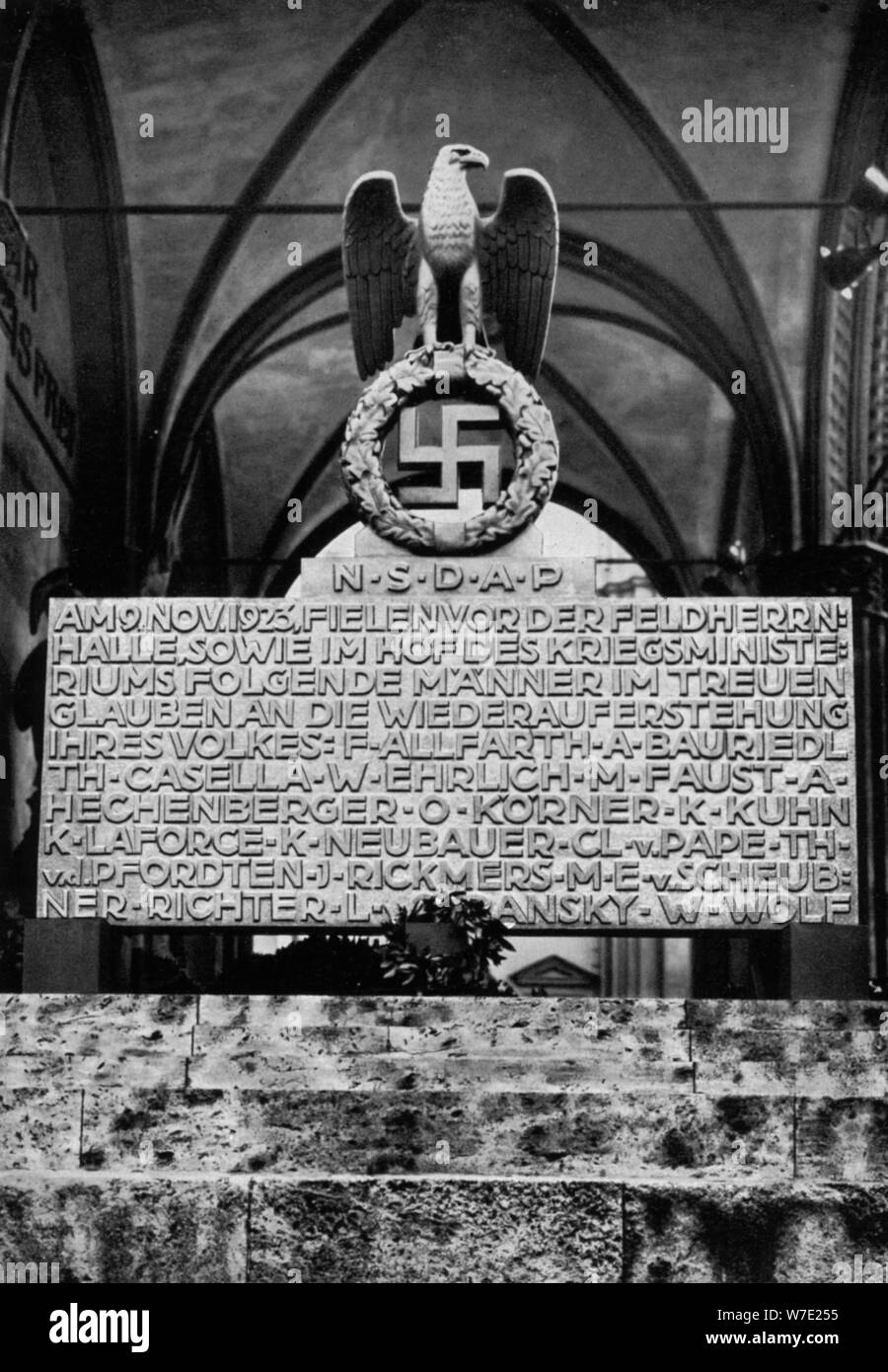 Monumento sulla Feldherrnhalle di Monaco di Baviera, Germania, 1936. Artista: sconosciuto Foto Stock