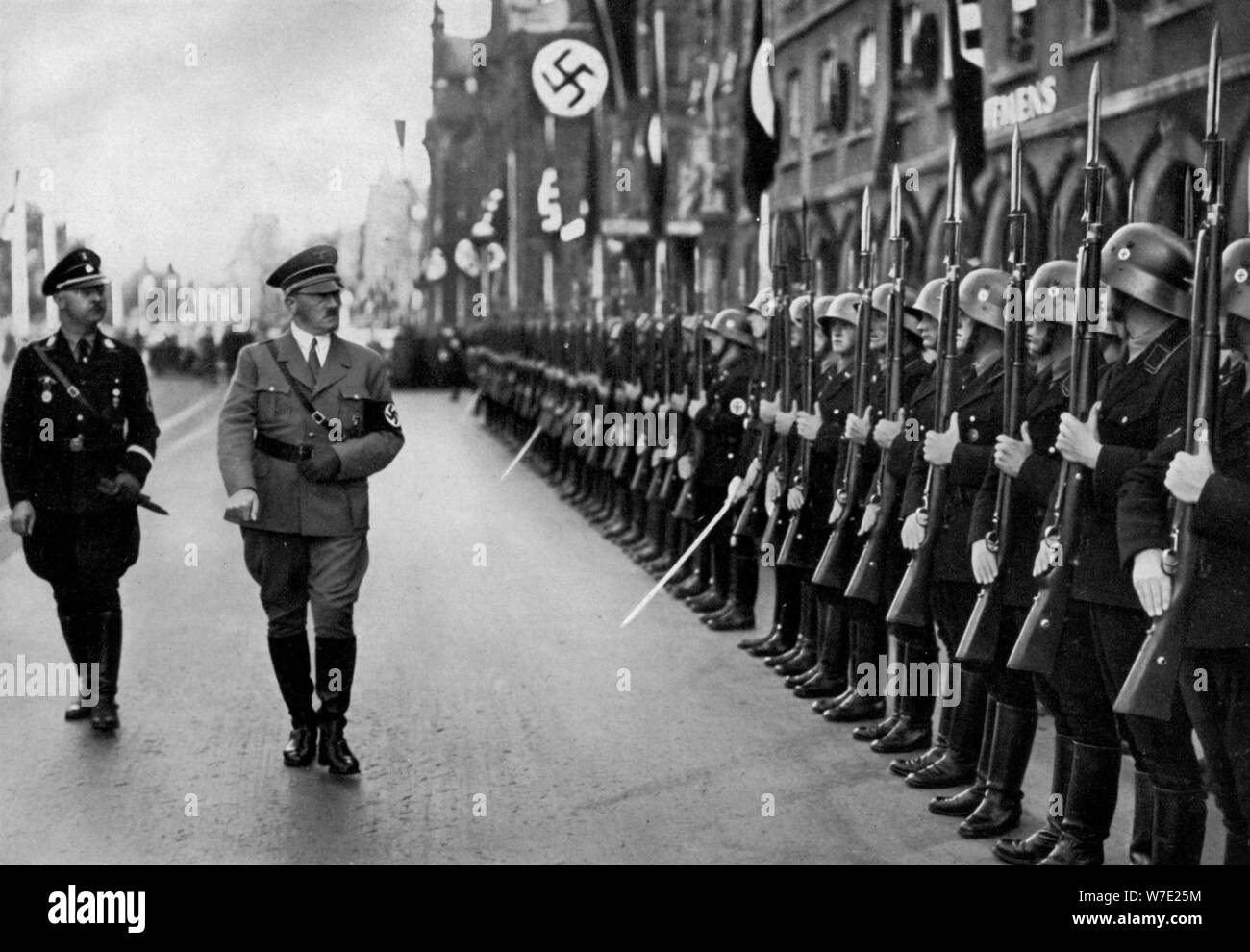 Adolf Hitler rivedendo Leibstandarte truppe al Rally di Norimberga, Germania, 1935. Artista: sconosciuto Foto Stock
