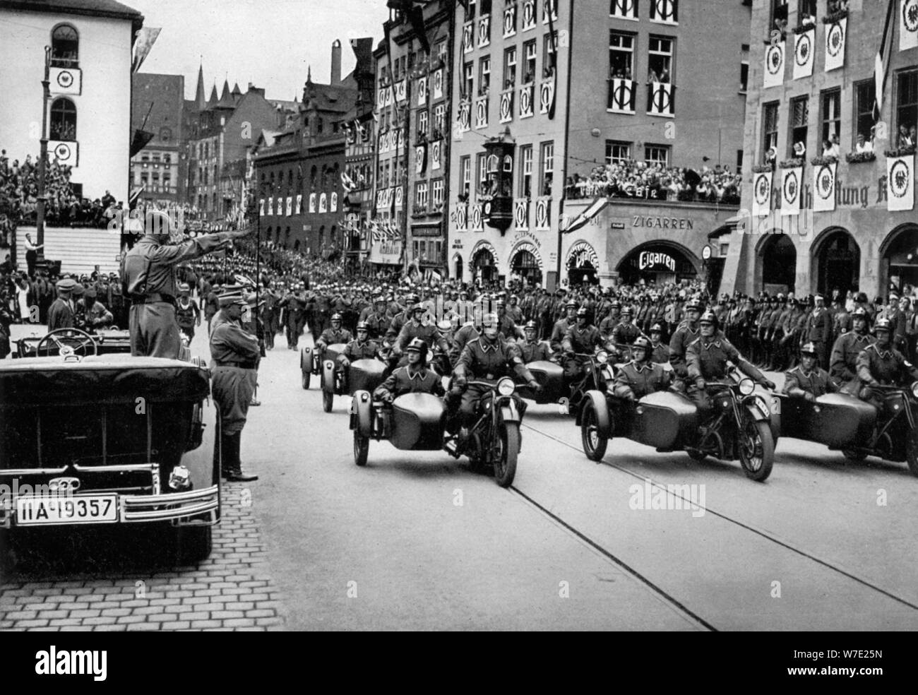 Adolf Hitler revisione motociclo truppe al Rally di Norimberga, Germania, 1935. Artista: sconosciuto Foto Stock