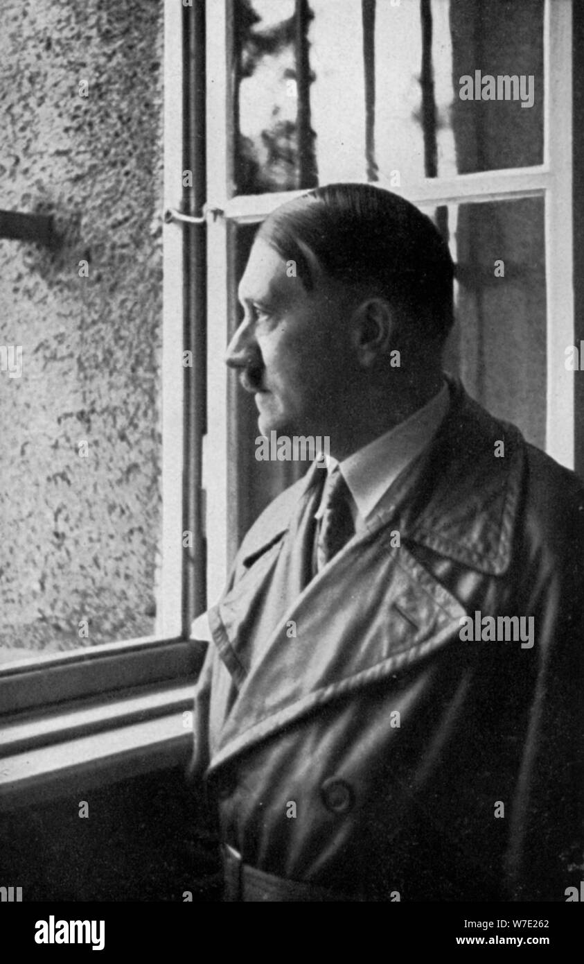 Adolf Hitler guarda fuori della sua cella finestra a Landsberg Fortezza, Baviera, Germania, 1934. Artista: sconosciuto Foto Stock