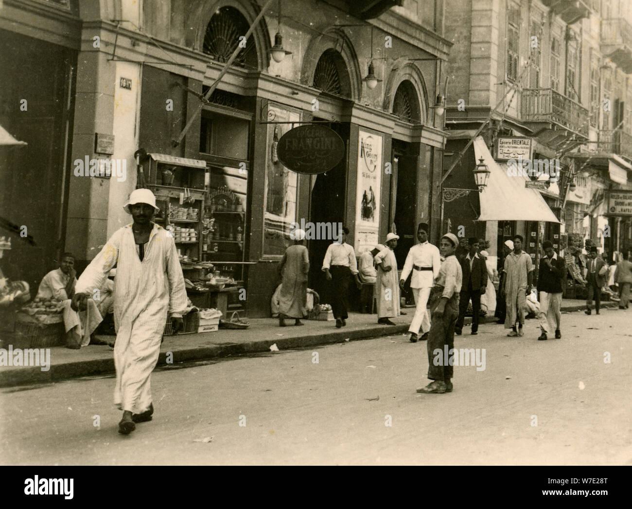 Sorelle Street, Alessandria, Egitto, 1941. Artista: sconosciuto Foto Stock
