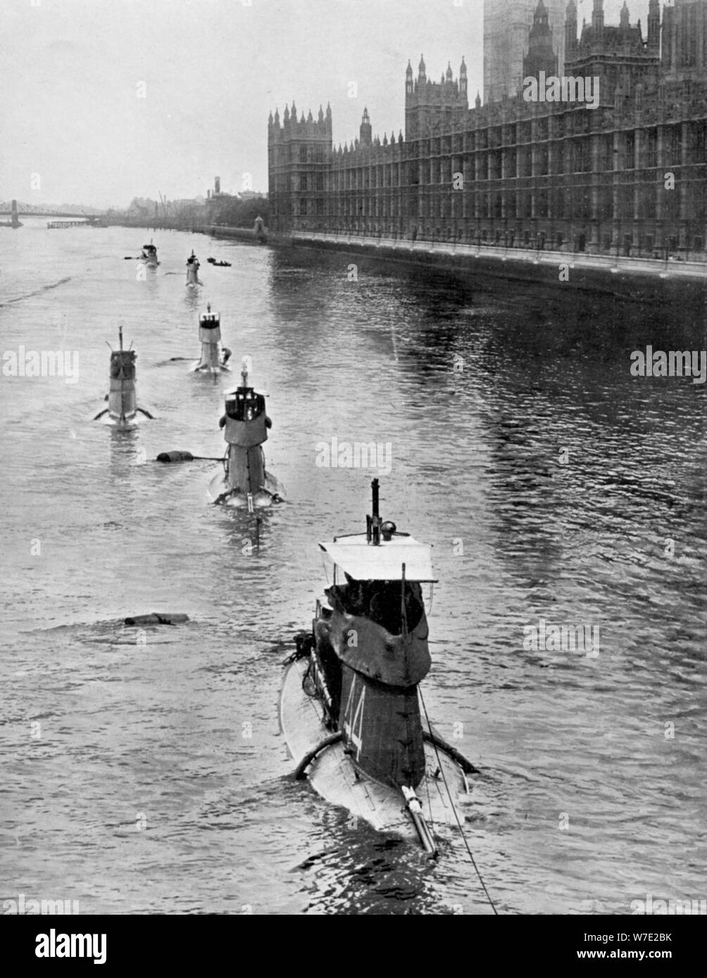 Sommergibile francese 'Saphir' (Q44) e cinque altri muovendosi da Gravesend a Londra, luglio 1909. Artista: sconosciuto Foto Stock