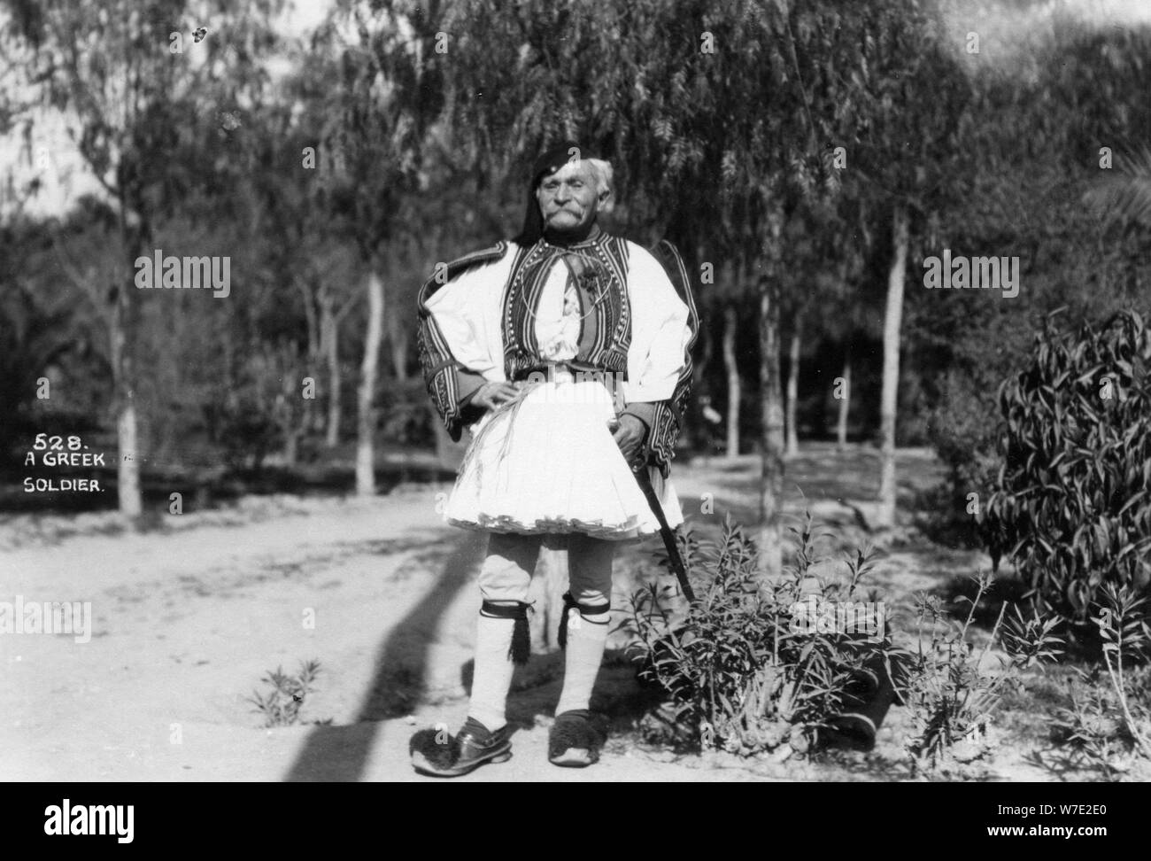Un soldato greco nella tradizionale uniforme, c1920s-c1930s(?). Artista: sconosciuto Foto Stock