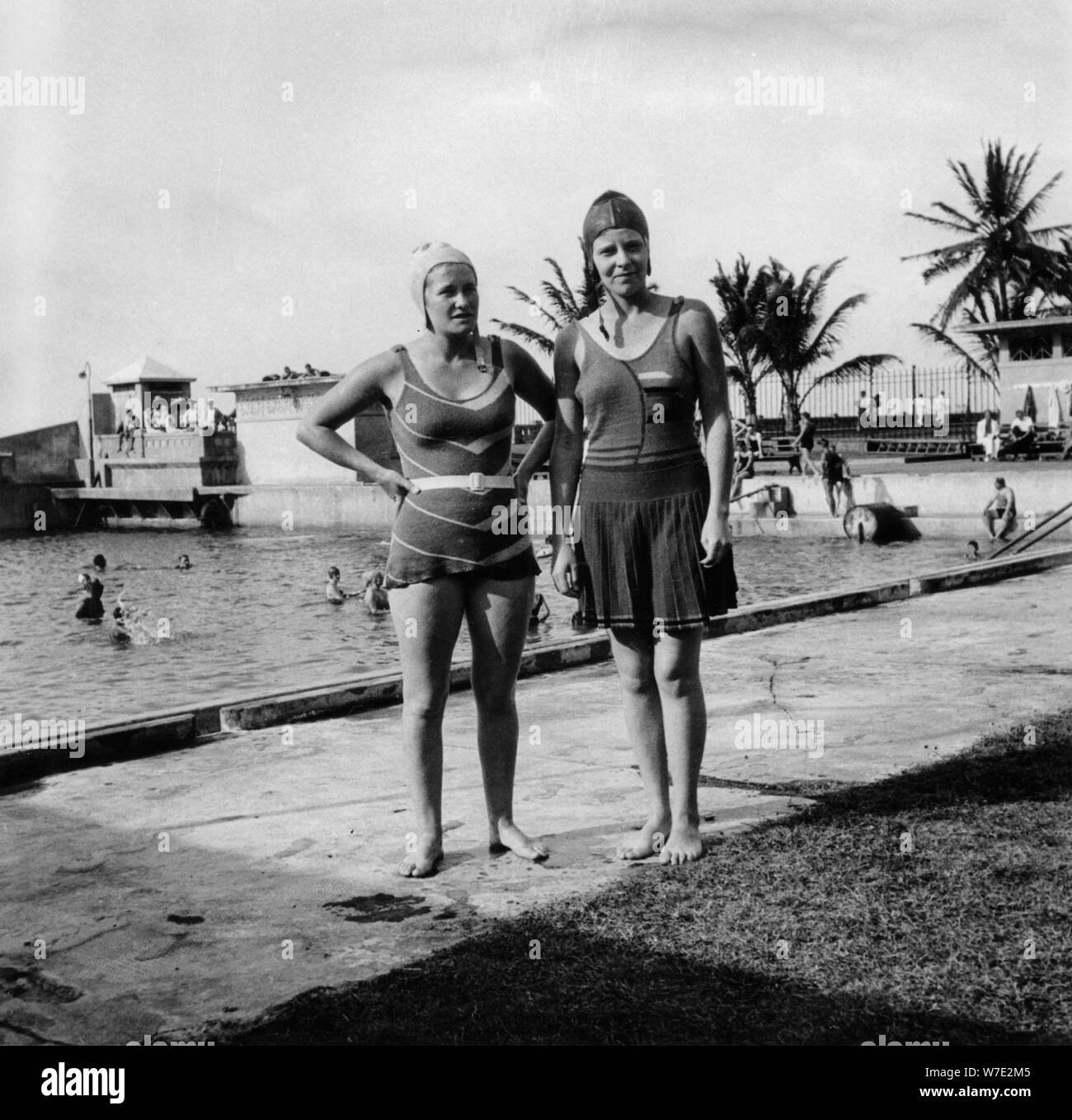 Due donne in costume da bagno accanto ad una piscina, Balboa, Panama, 1931. Artista: sconosciuto Foto Stock