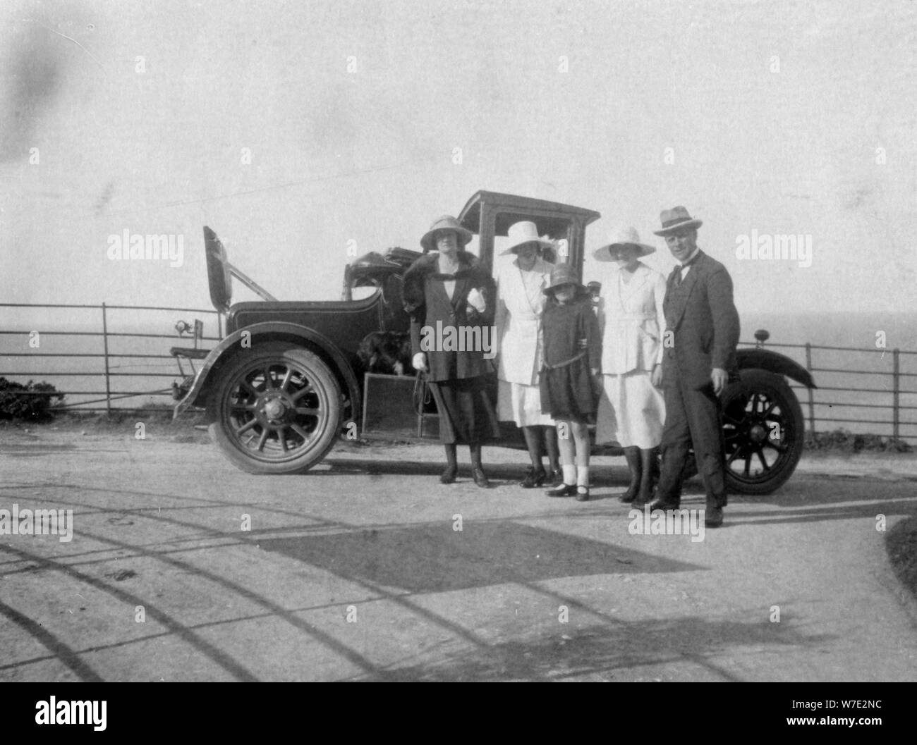 Un gruppo di persone di fronte alla loro auto al mare, c1920s(?). Artista: sconosciuto Foto Stock