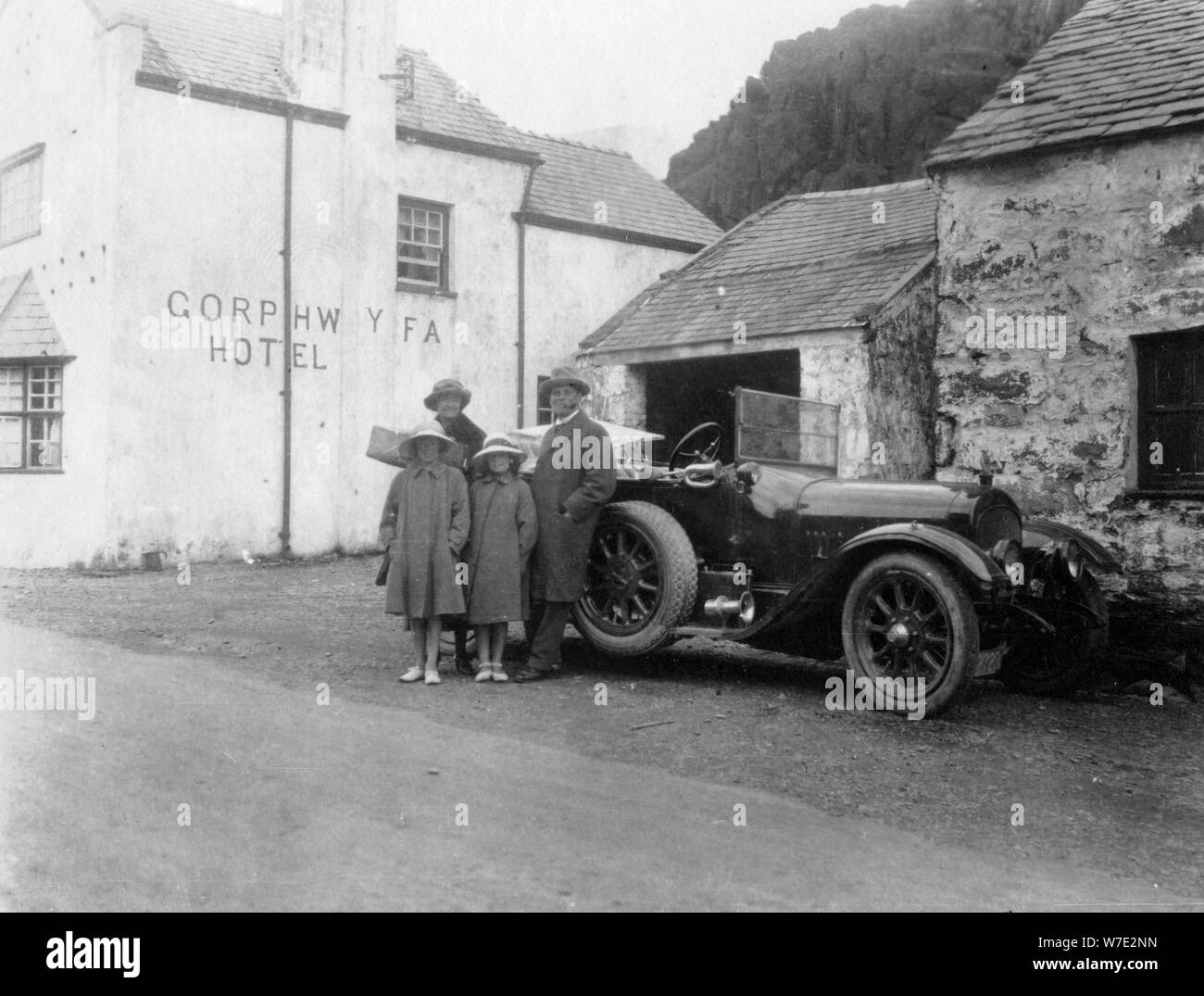 Una famiglia in piedi accanto a loro auto, Gorphwysfa Hotel, il Galles del Nord, c1920s-c1930s(?). Artista: sconosciuto Foto Stock