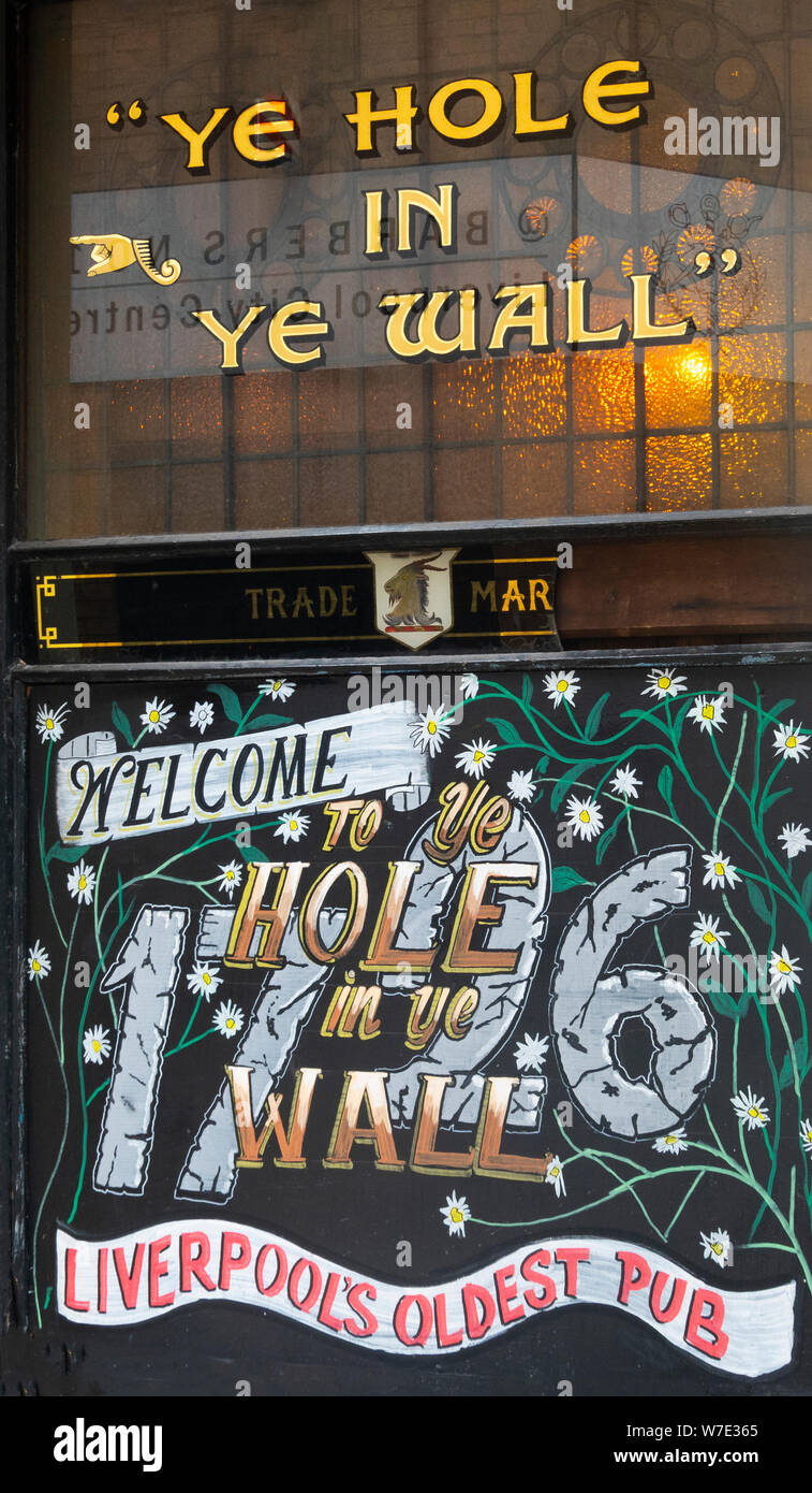 Finestra di Ye foro nella parete voi pub di Liverpool Foto Stock
