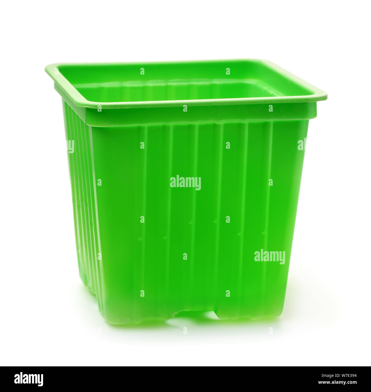 Verde piantine in plastica vasi isolato su bianco Foto Stock