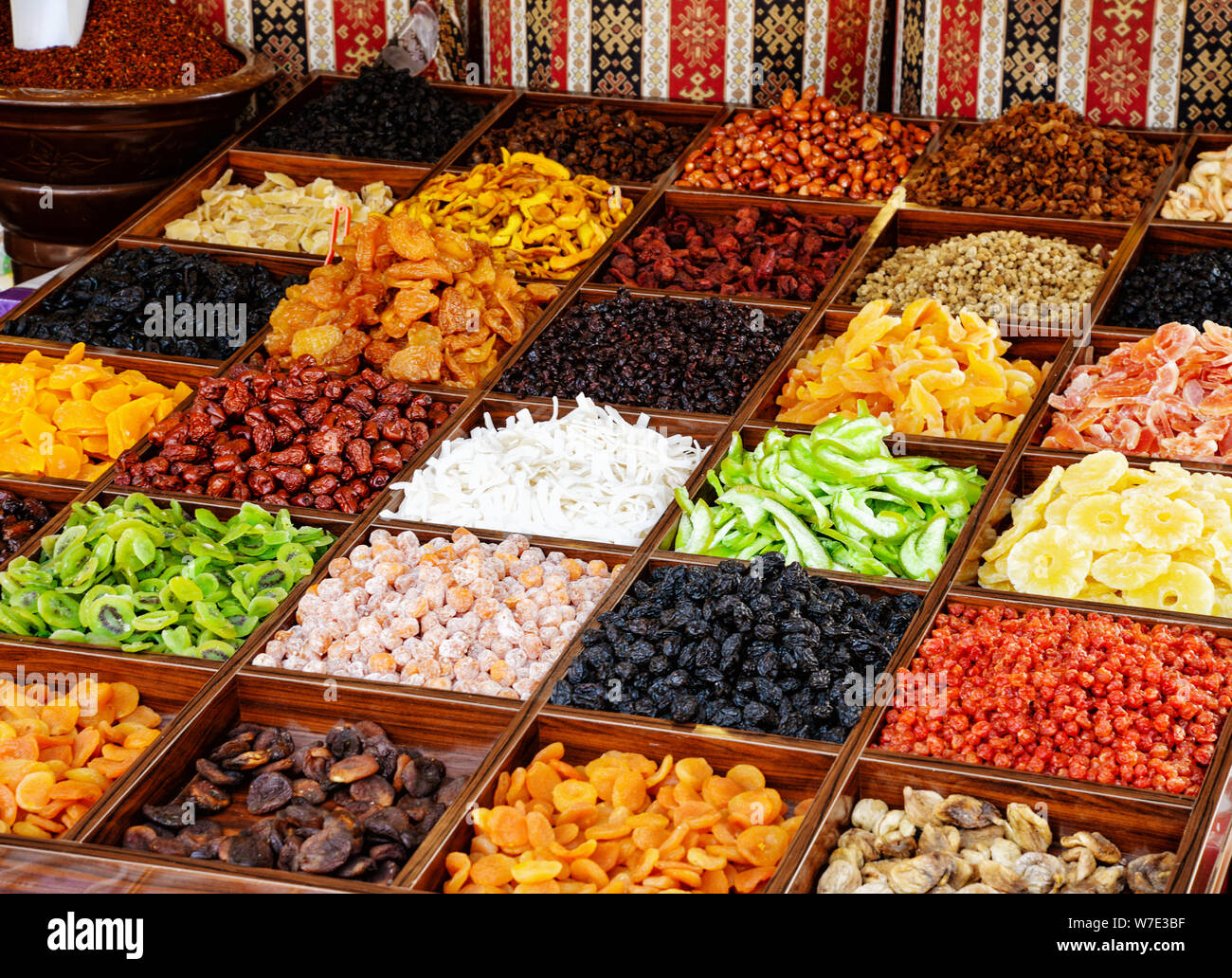 In prossimità di vari frutti essiccati in stallo il mercato asiatico Foto Stock