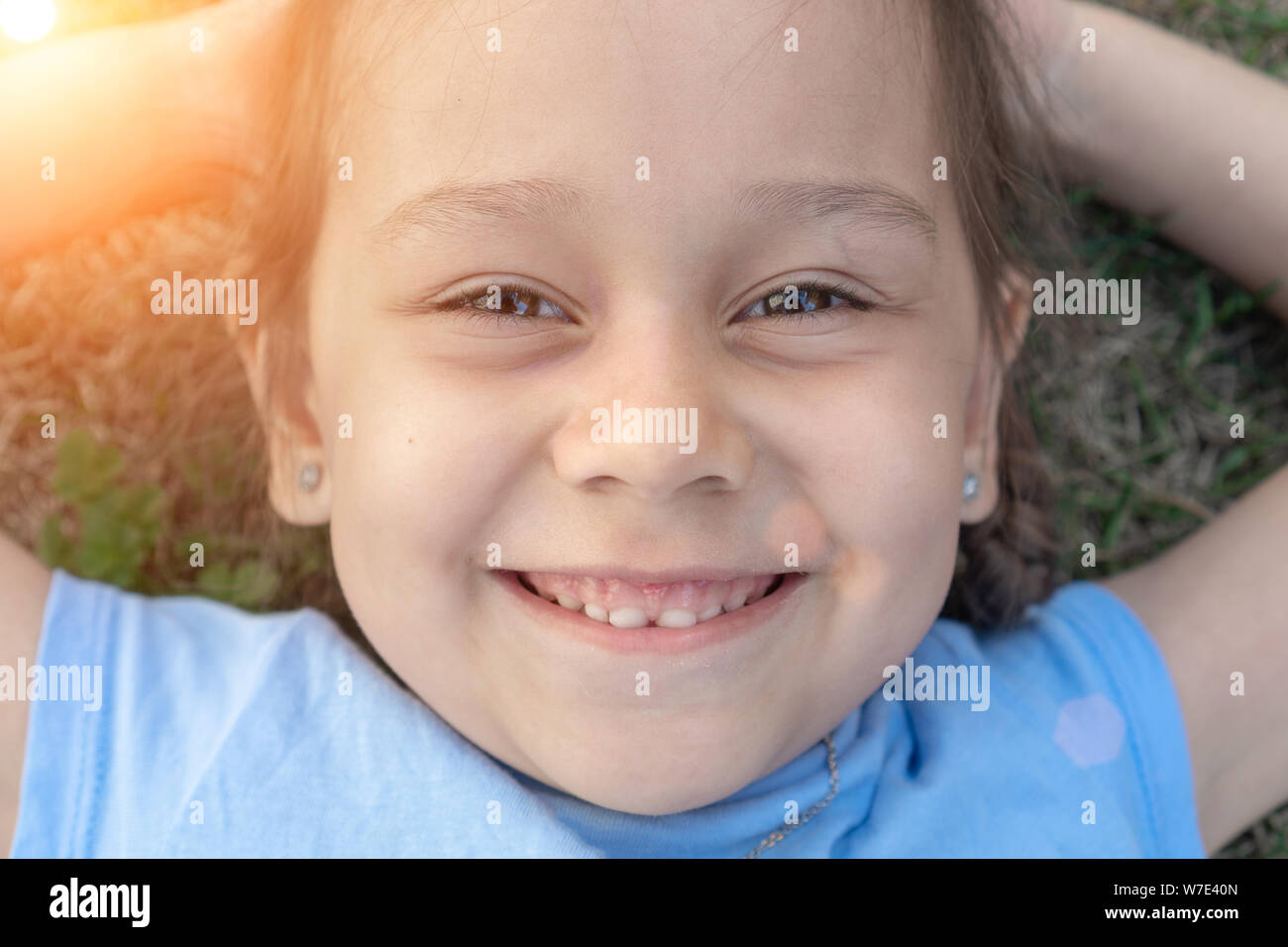 Close-up estate Ritratto di giovane ragazza. 5 anni kid sorridente. Foto Stock