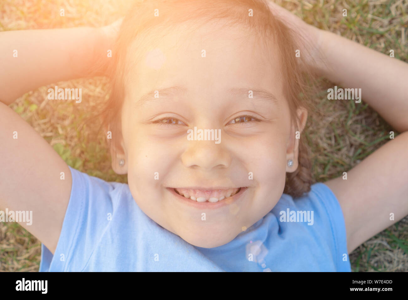 Close-up estate Ritratto di giovane ragazza. 5 anni kid sorridente. Foto Stock