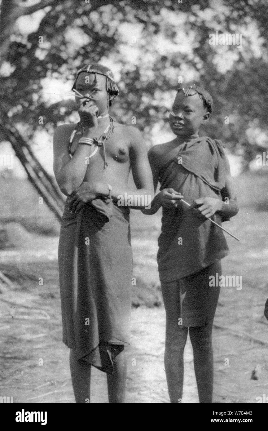 Ragazze giovani con bastoni nel loro nasi e labbra, Terrakekka di Aweil, Sudan, 1925 (1927). Artista: Thomas A Glover Foto Stock