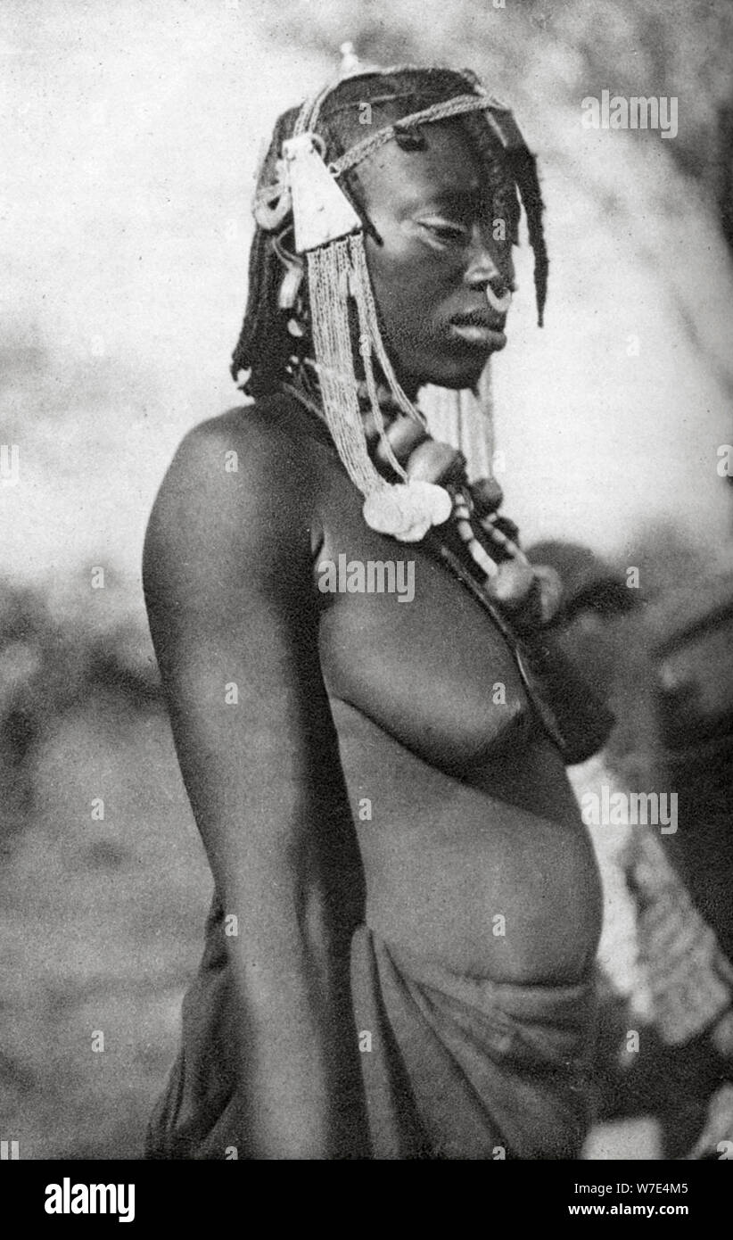 La donna araba del sud Sudan, Abu Matarik a Halfa, Sudan, 1925 (1927). Artista: Thomas A Glover Foto Stock