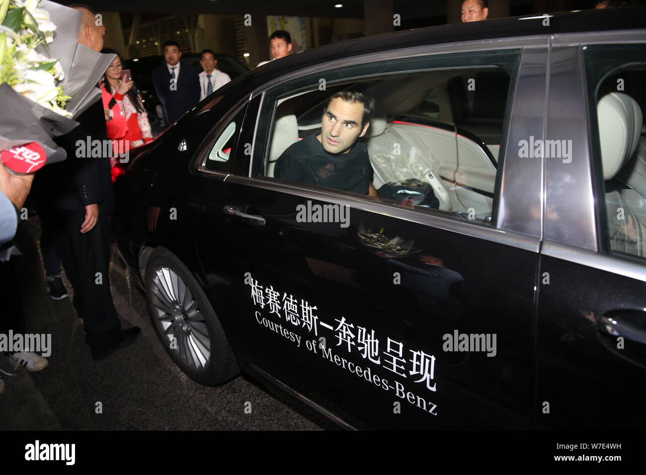 Swiss giocatore di tennis Roger Federer è raffigurato come egli arriva all'Aeroporto Internazionale di Shanghai Pudong per la imminente Shanghai Rolex Masters tenni Foto Stock