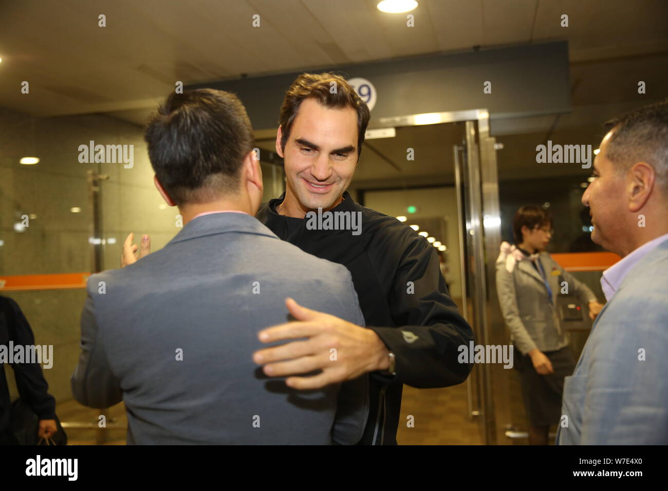 Swiss giocatore di tennis Roger Federer è raffigurato come egli arriva all'Aeroporto Internazionale di Shanghai Pudong per la imminente Shanghai Rolex Masters tenni Foto Stock