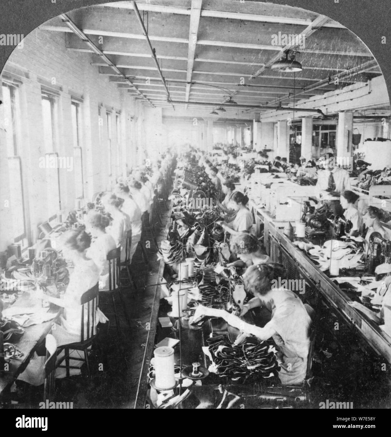 La stanza del cucito in una grande fabbrica di scarpe di Syracuse, New York, Stati Uniti d'America, nei primi anni del XX secolo. Artista: Keystone View Company Foto Stock