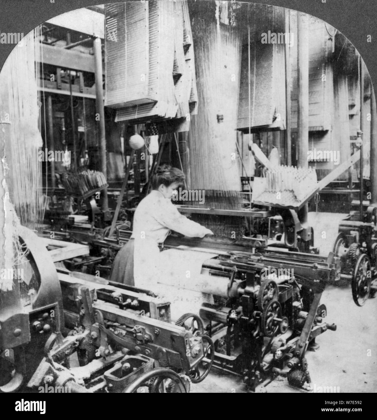 Tessitura di tela di lino, Montreal, Canada, nei primi anni del XX secolo. Artista: Keystone View Company Foto Stock