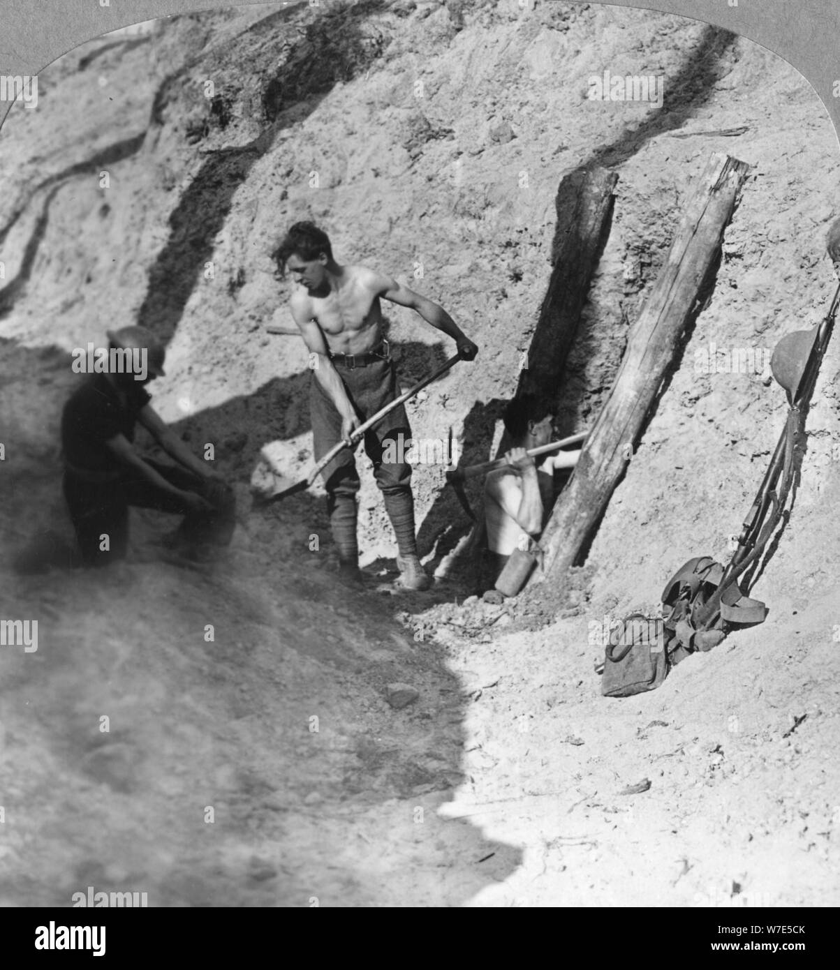I sappers e minatori al lavoro, Ypres salienti, Belgio, guerra mondiale I, C1915-c1917. Artista: realistico Viaggi Editori Foto Stock